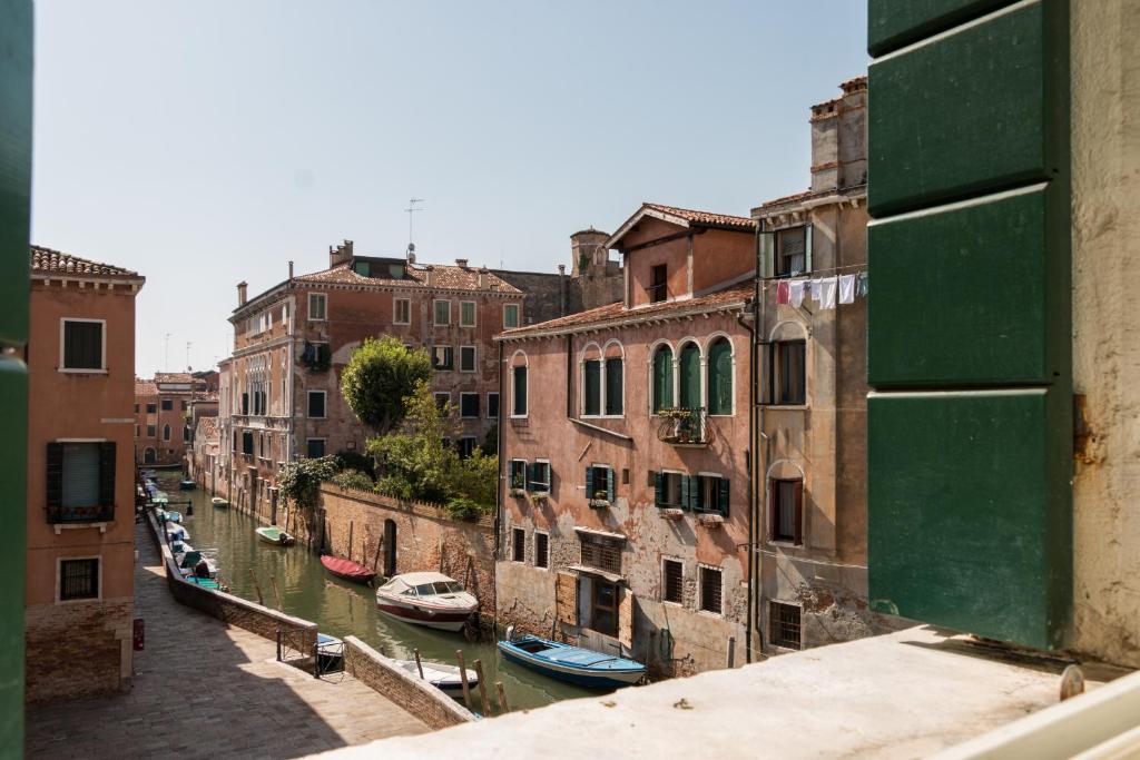 7 WINDOWS ON VENICE room 1