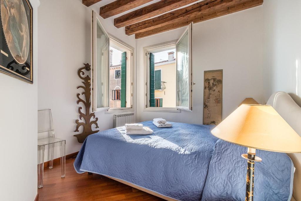 7 WINDOWS ON VENICE room 2