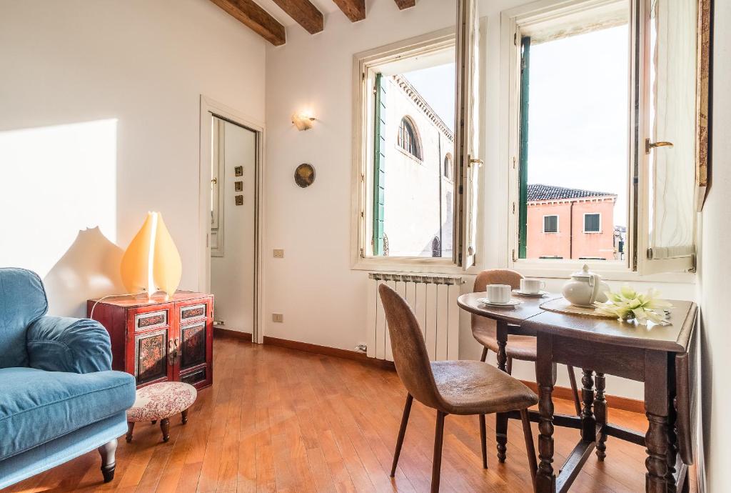 7 WINDOWS ON VENICE room 3
