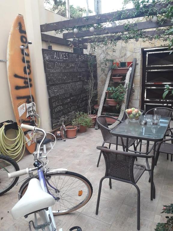 Alikes Apartments close to international airport and Rafina port room 1