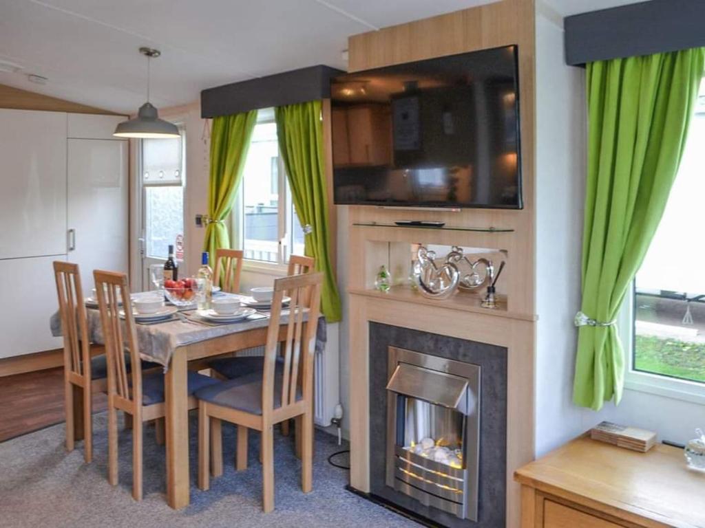 Apple Tree 3-Bed Hot Tub Lodge in Northumberland room 2