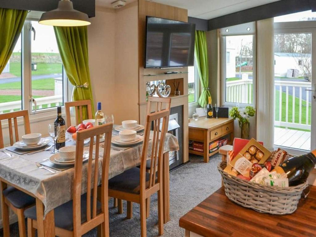 Apple Tree 3-Bed Hot Tub Lodge in Northumberland room 3