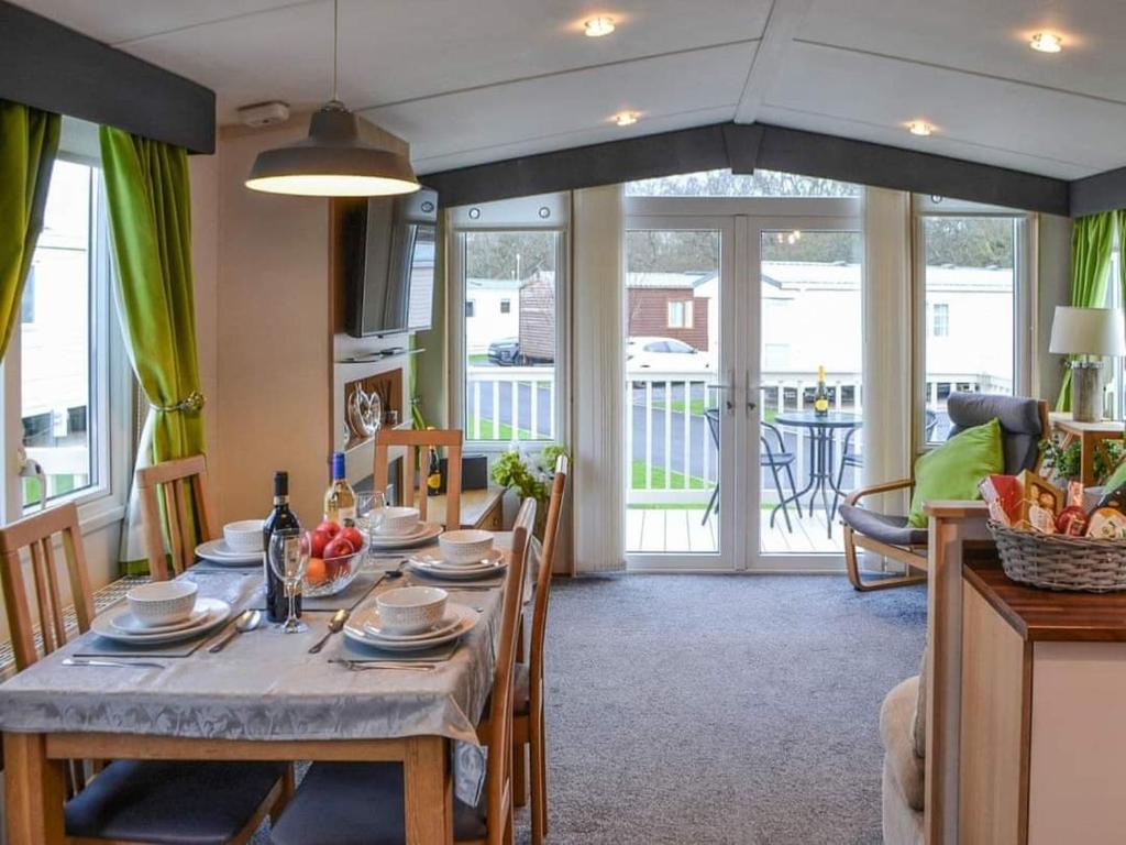 Apple Tree 3-Bed Hot Tub Lodge in Northumberland room 4