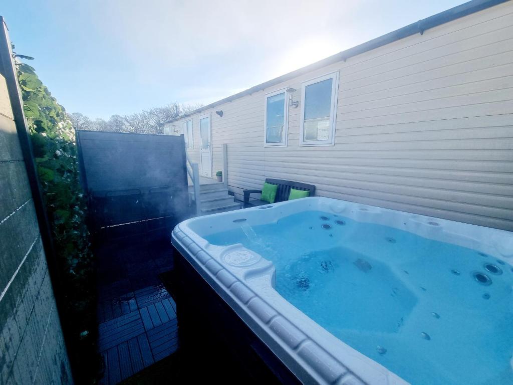 Apple Tree 3-Bed Hot Tub Lodge in Northumberland room 6