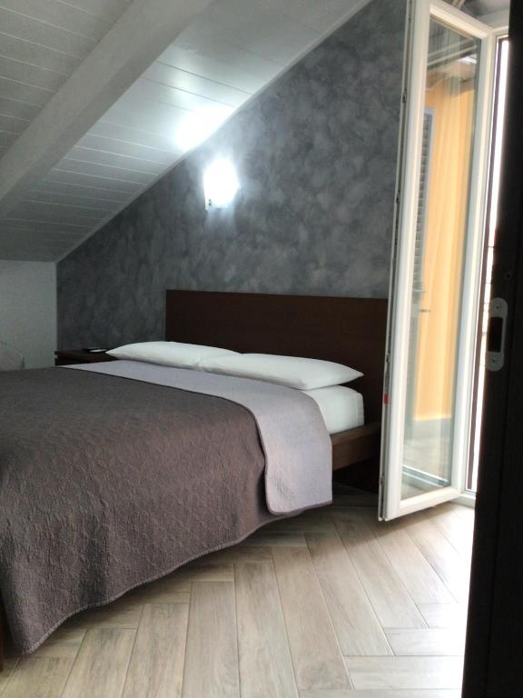THE ATTIC ROOM room 2