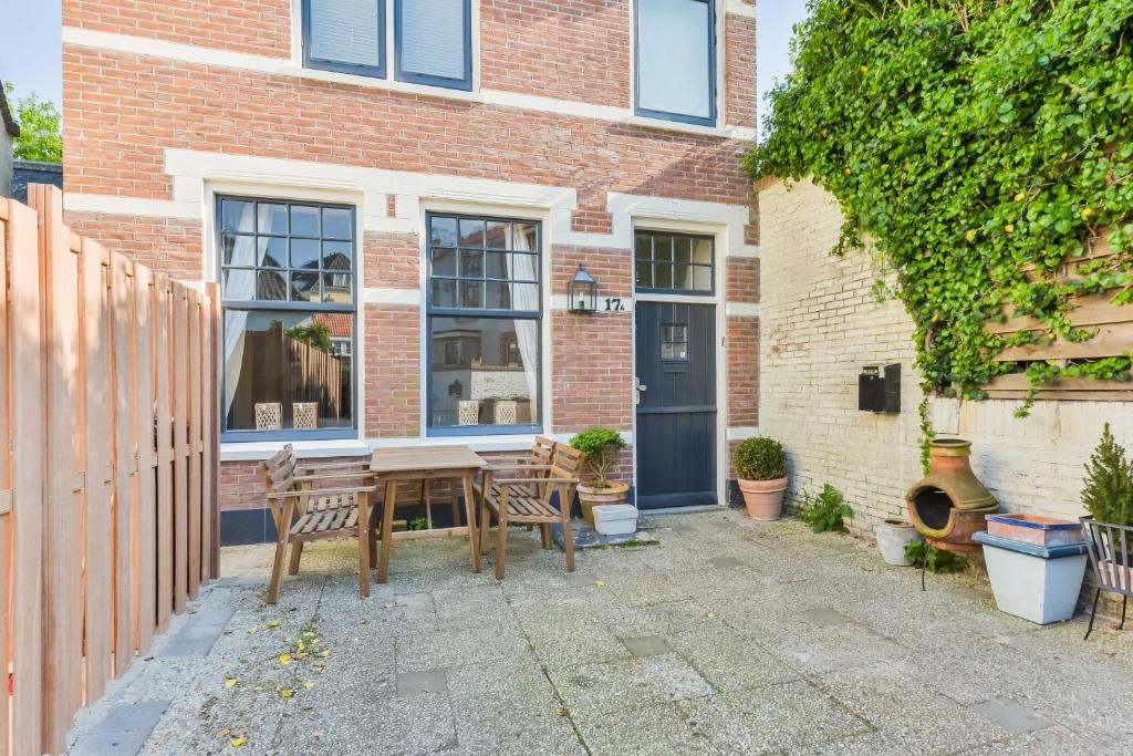 Cute Beach House (4p), Free Parking room 2