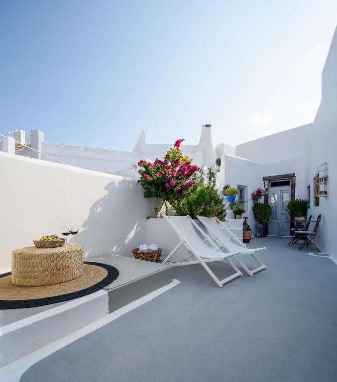 Betty's Home Santorini room 3