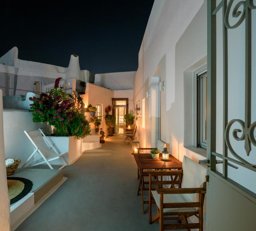 Betty's Home Santorini room 4
