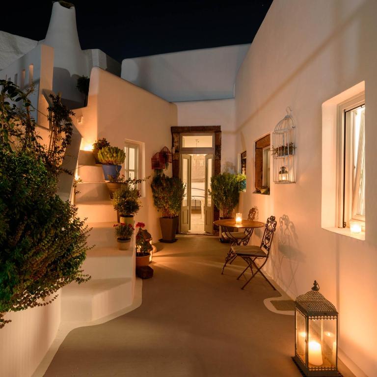 Betty's Home Santorini room 5