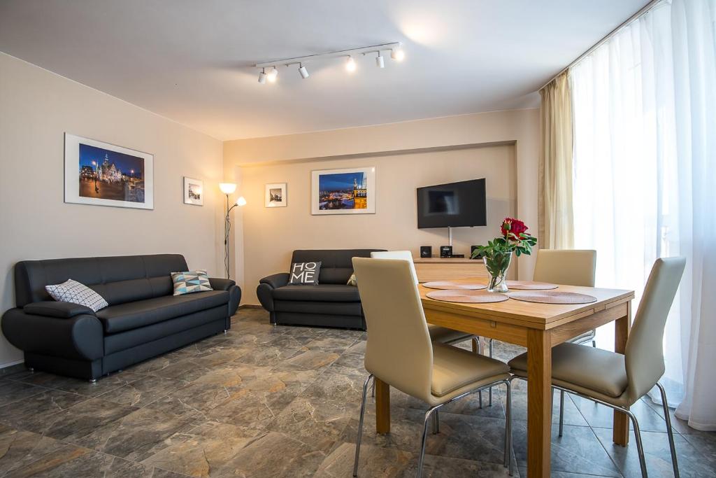 City On Foot room 2