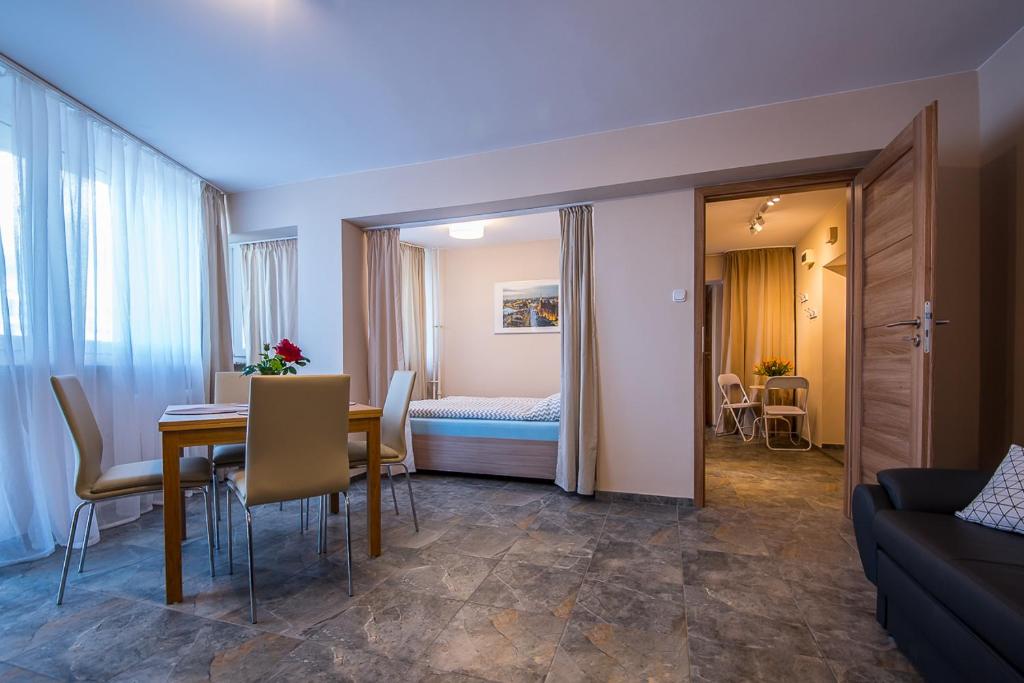 City On Foot room 3