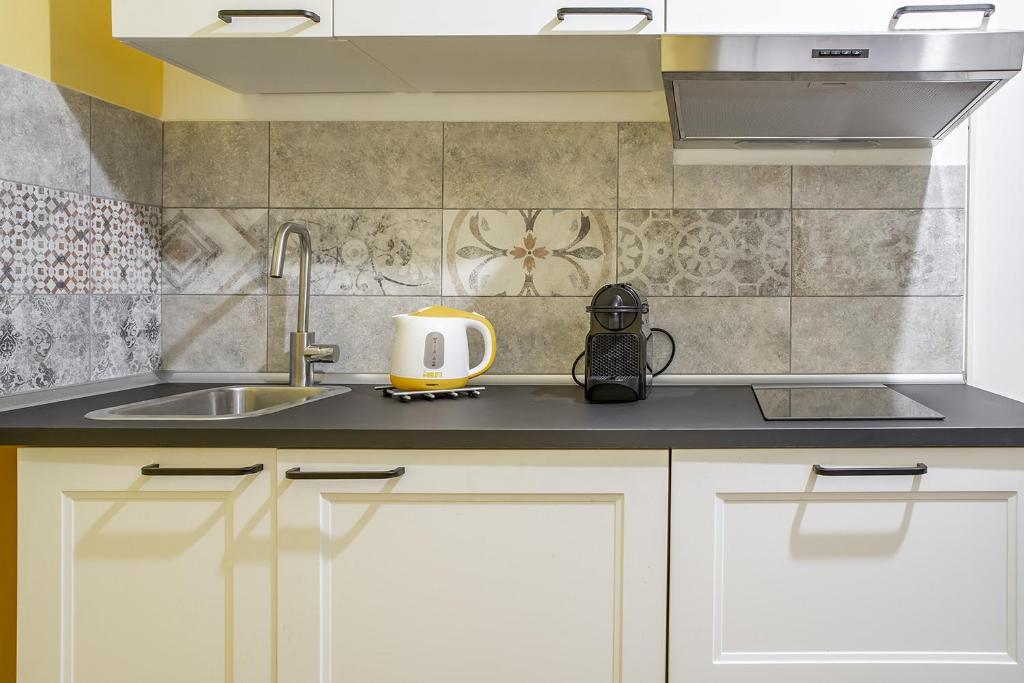 Palazzo Fazio Apartments by Wonderful Italy room 2