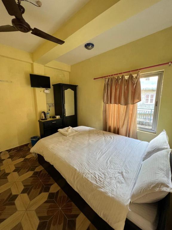 Hotel Buddha Darshan inn room 1