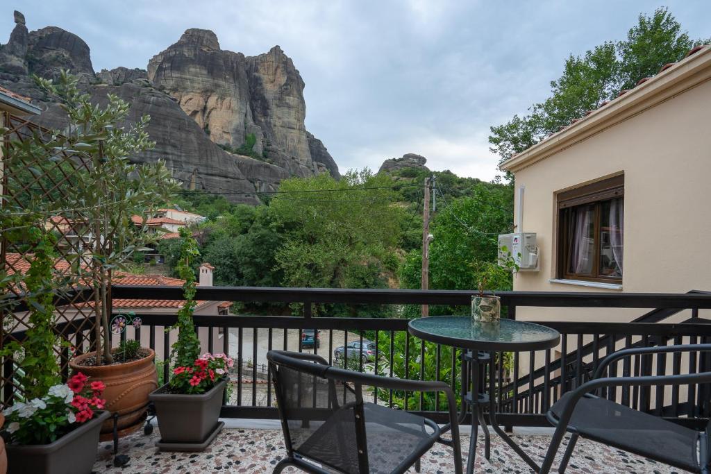 The house under the rocks of Meteora room 2