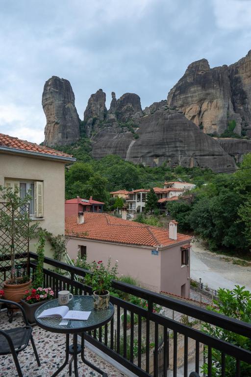 The house under the rocks of Meteora room 3