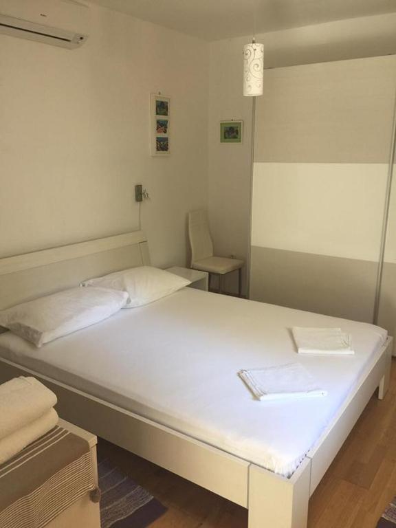 Apartments Jakov And Antonia room 6
