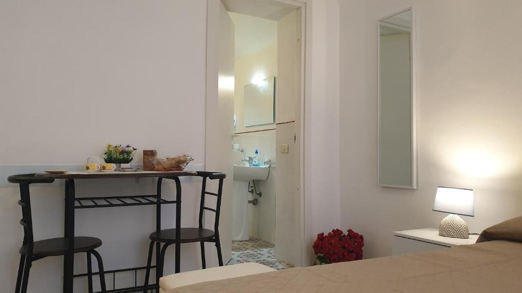 La Pomelia room 6