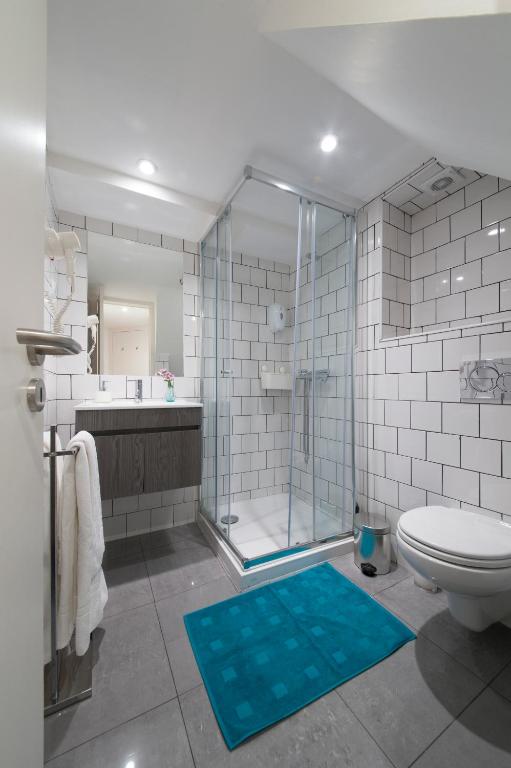 Light Green Apartments room 5