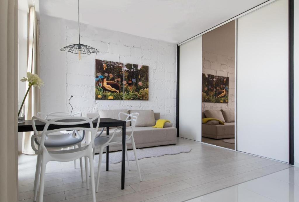 Apartament I LOVE PIOTRKOWSKA z wielkim lustrem, balkonem i klimatyzacją room 1