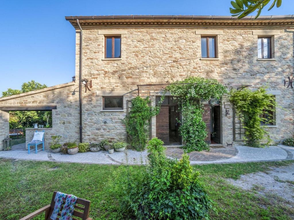 Beautiful Mansion in Vallefoglia with Swimming Pool room 4