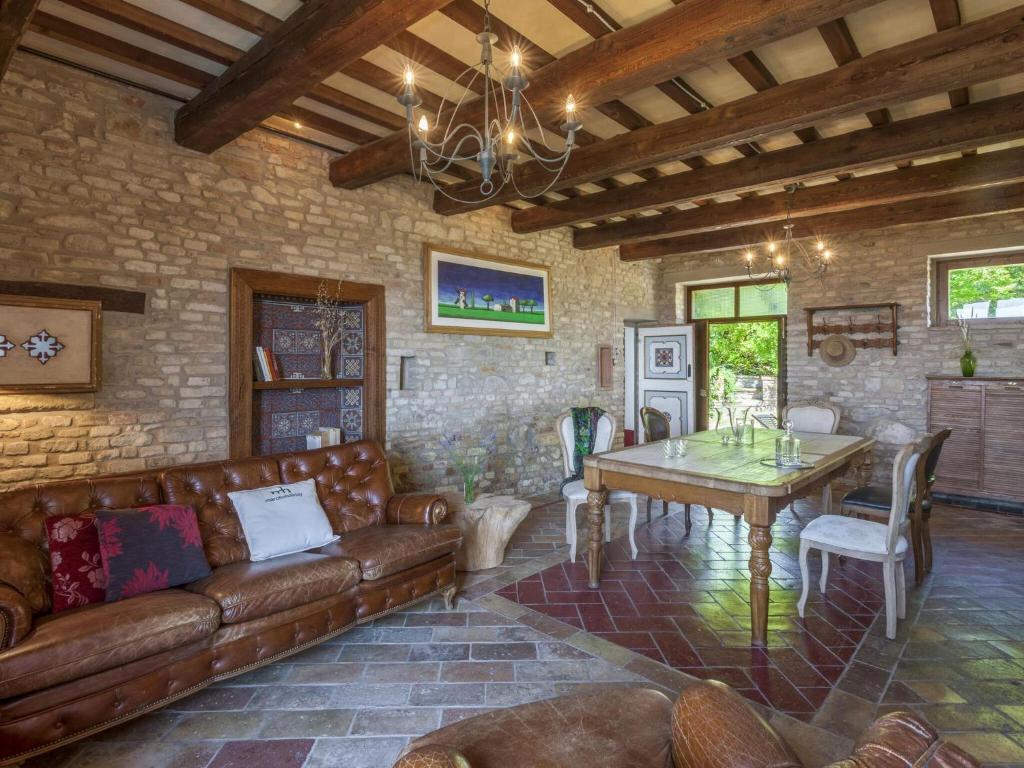 Beautiful Mansion in Vallefoglia with Swimming Pool room 5