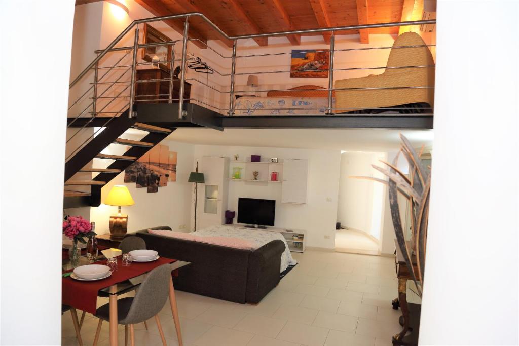 Mega House – Photos 3