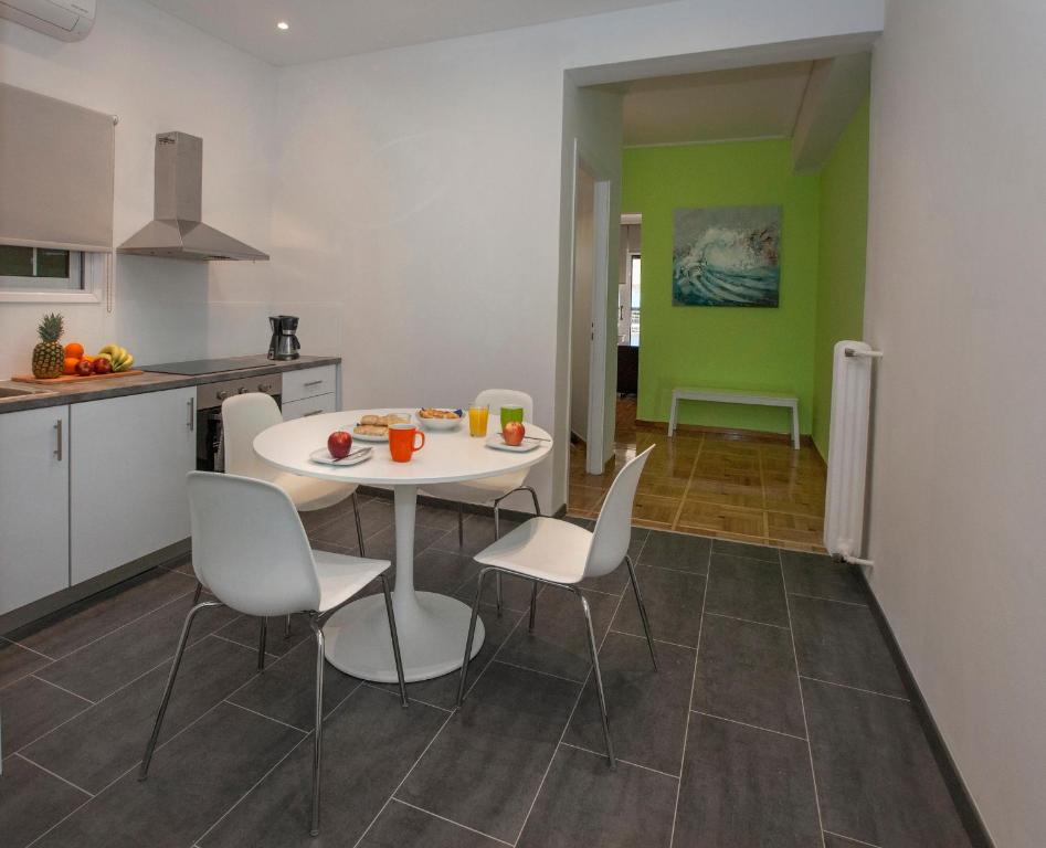 Modern Apartment close to Acropolis Museum by GHH room 5
