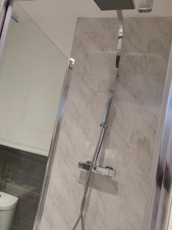 Modern studio in the heart of Maidstone room 6