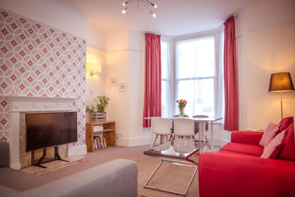 Olive Tree - fabulous central location with patio garden & parking space room 3