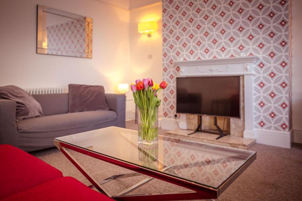 Olive Tree - fabulous central location with patio garden & parking space room 5