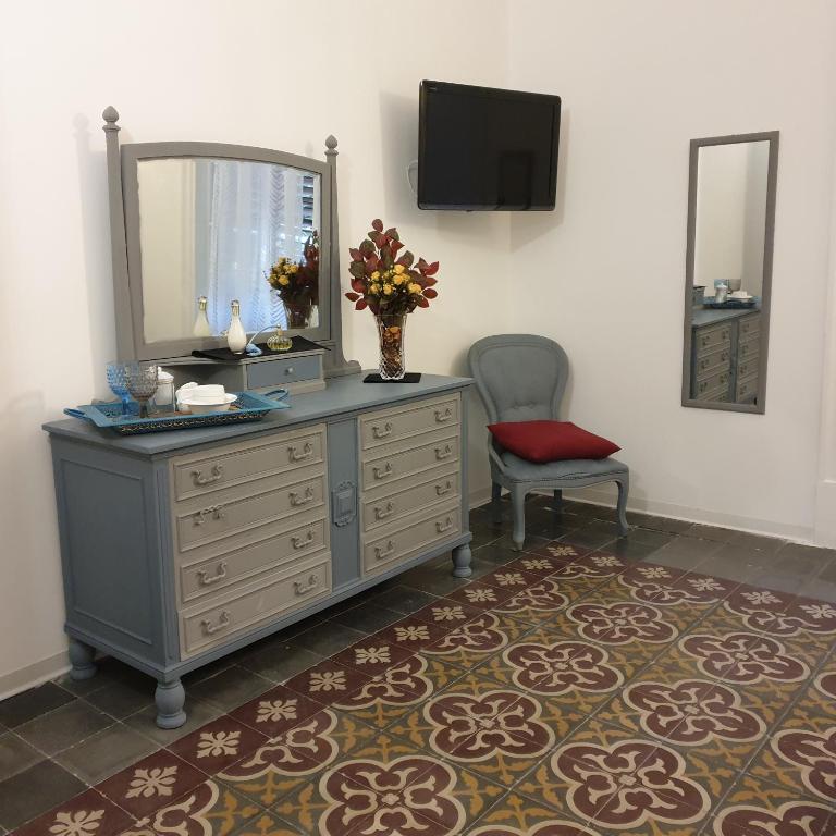 Opera Prima 28 room 3