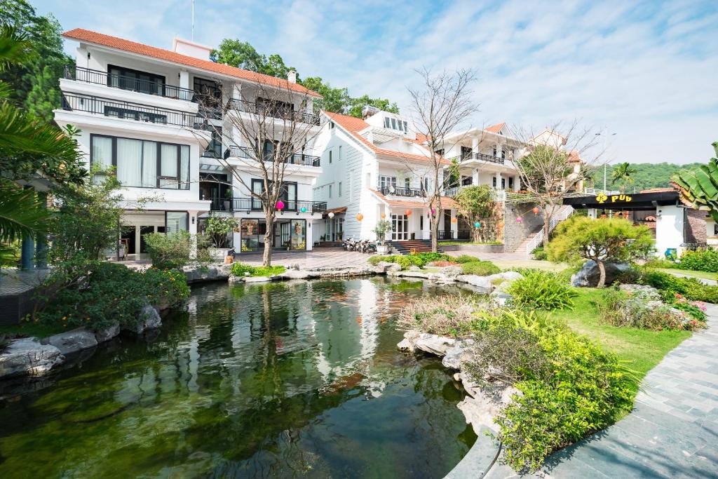 Orestay Halong Villa & Hotel room 6