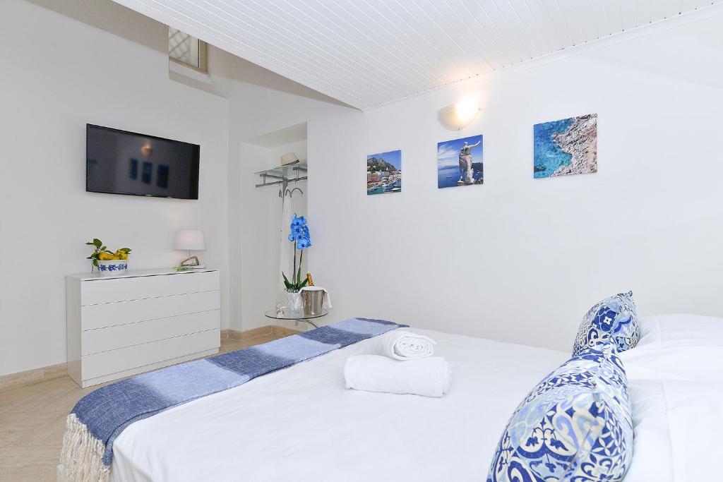 La Perla Blu Capri room 1