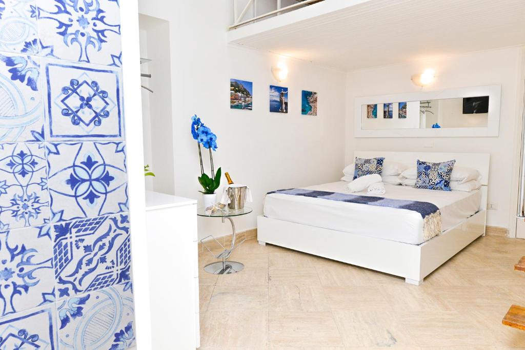 La Perla Blu Capri room 6