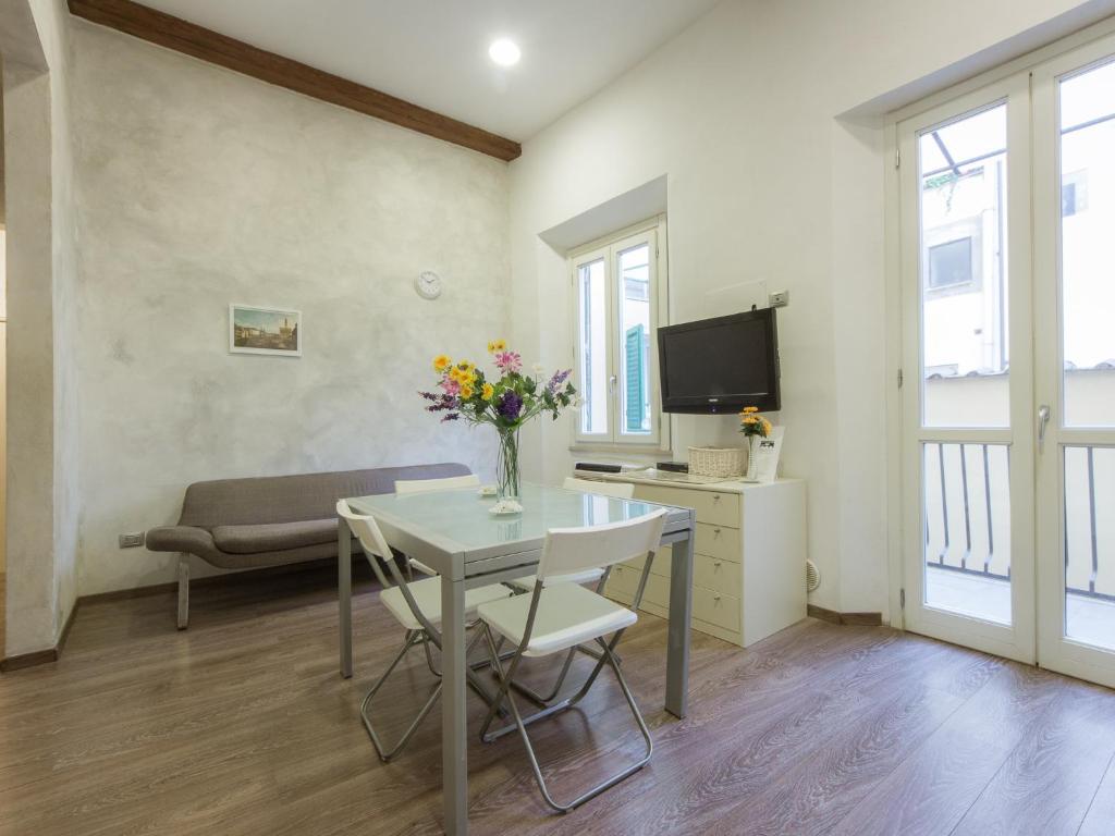 Pitti Two Bedroom Apartment room 5