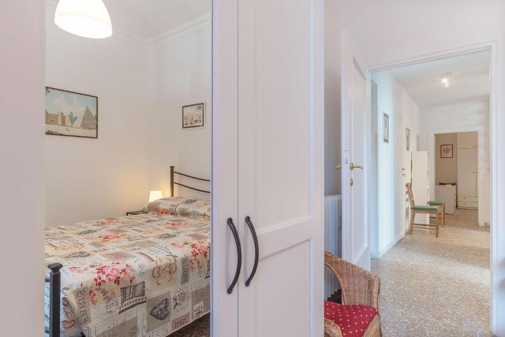 Red & White Vatican Apartment Vaticano Prati Rome room 3