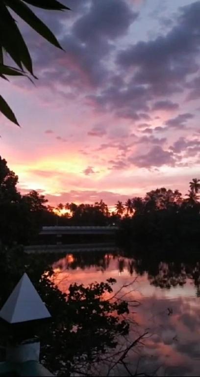 River Side Holiday Inn room 4