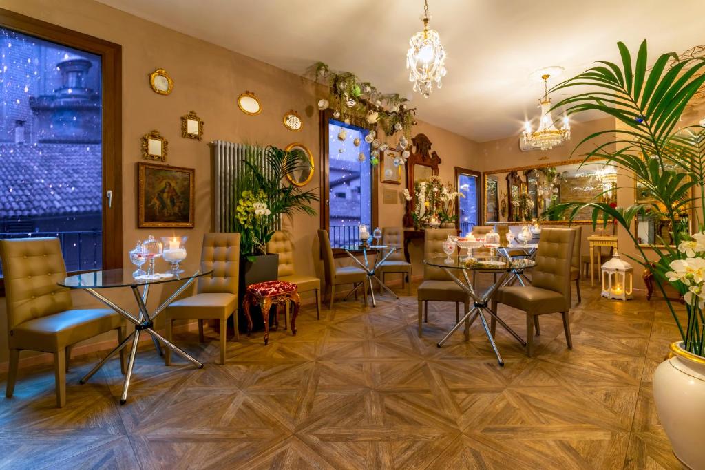 051 Room & Breakfast room 1