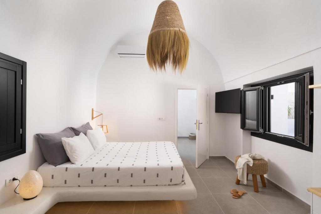 Villa Rosaviglia Oia with Hot Tub room 3