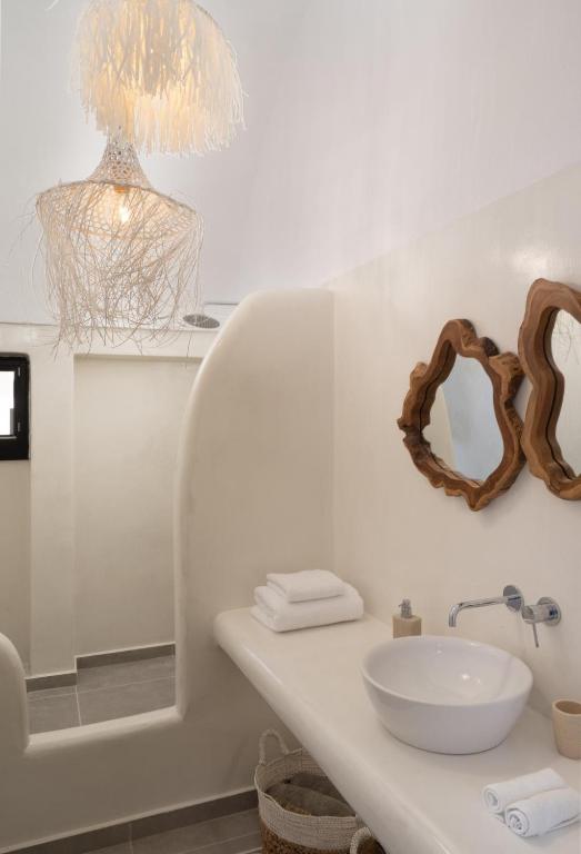 Villa Rosaviglia Oia with Hot Tub room 4