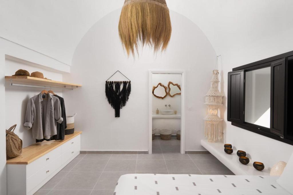 Villa Rosaviglia Oia with Hot Tub room 5