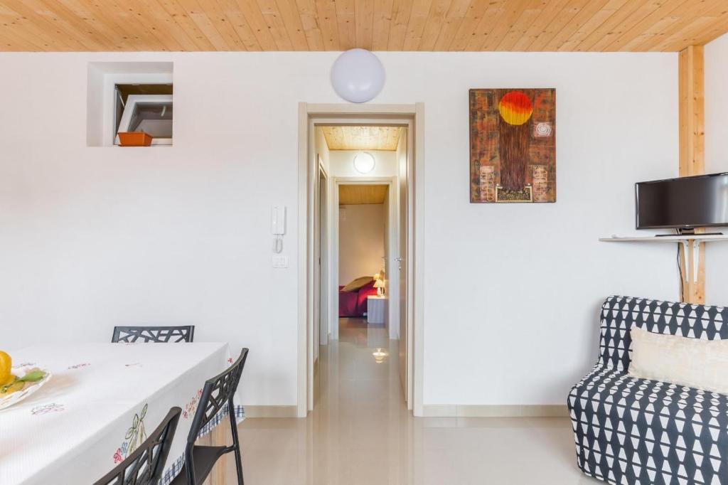 Sasha's Avola room 1