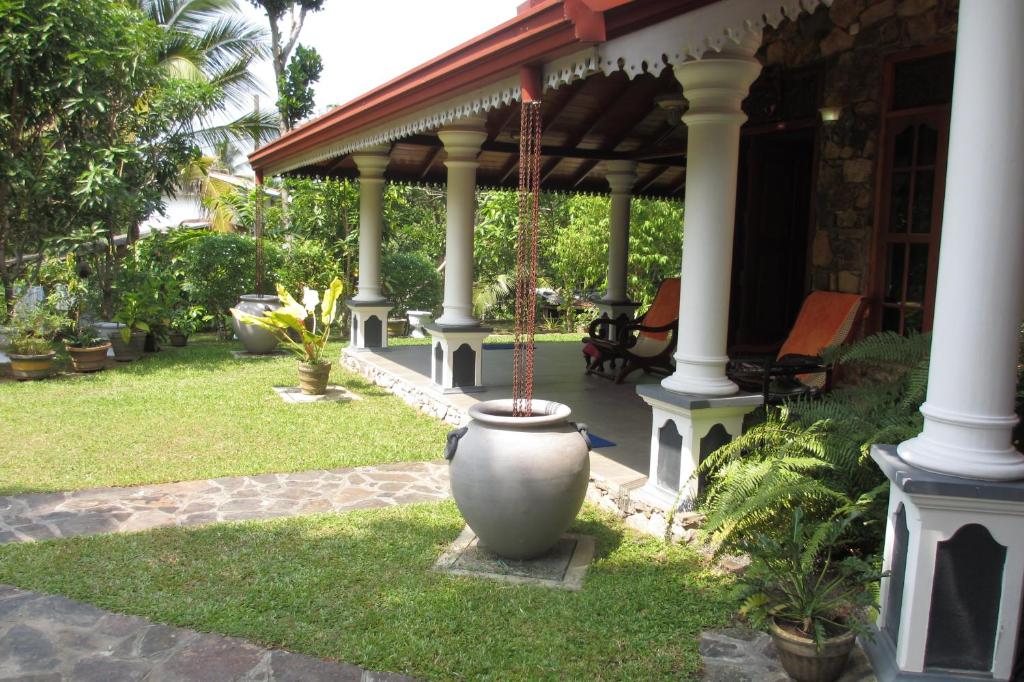 Simon's Lodge Hikkaduwa room 3