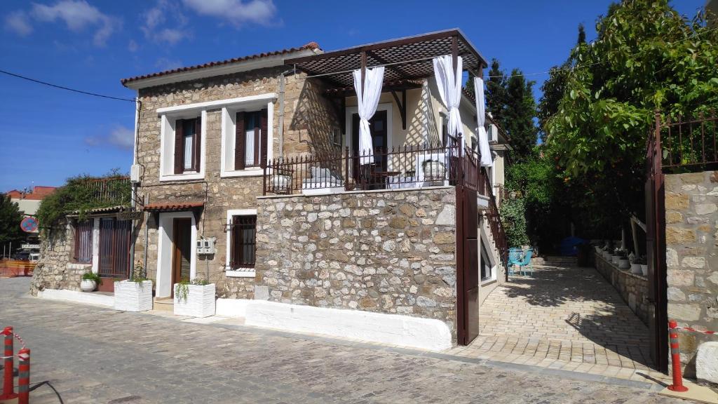 Naupactus unique harbor apartment in a stone house room 1