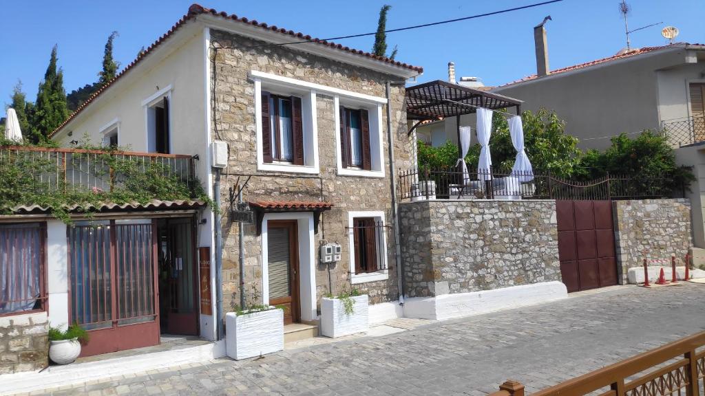 Naupactus unique harbor apartment in a stone house room 2