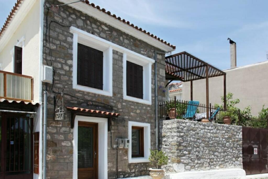 Naupactus unique harbor apartment in a stone house room 5