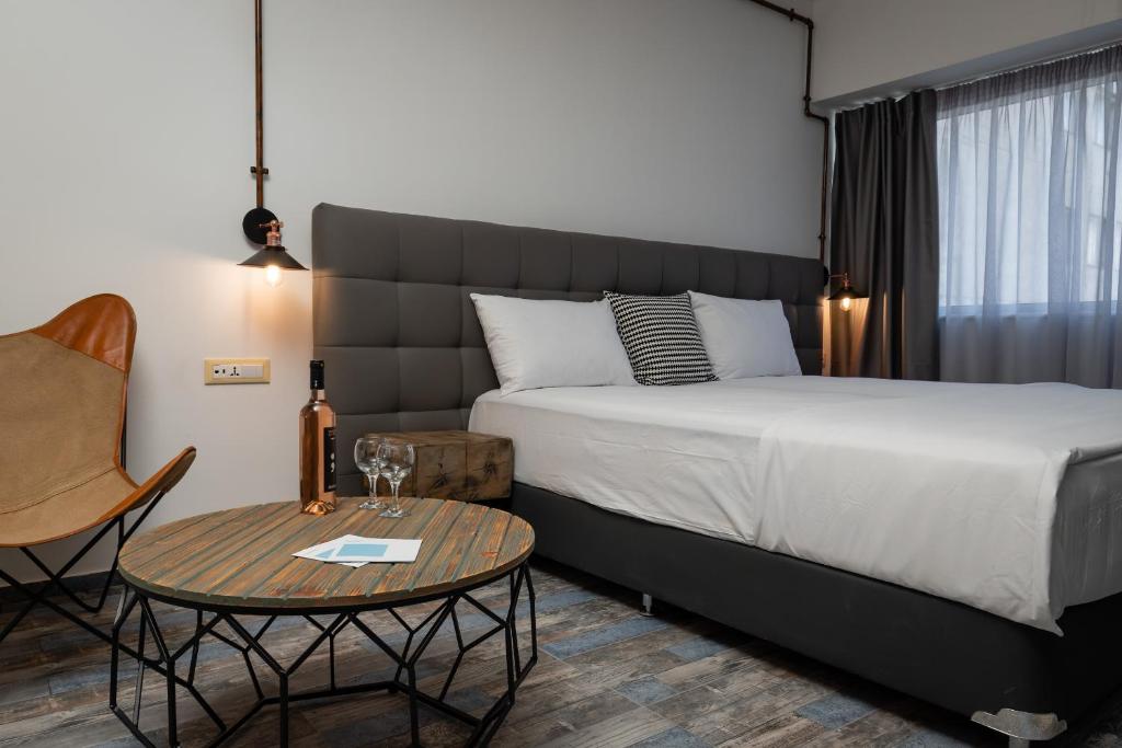 Superb Industrial Style Lodge Heart of Athens room 1