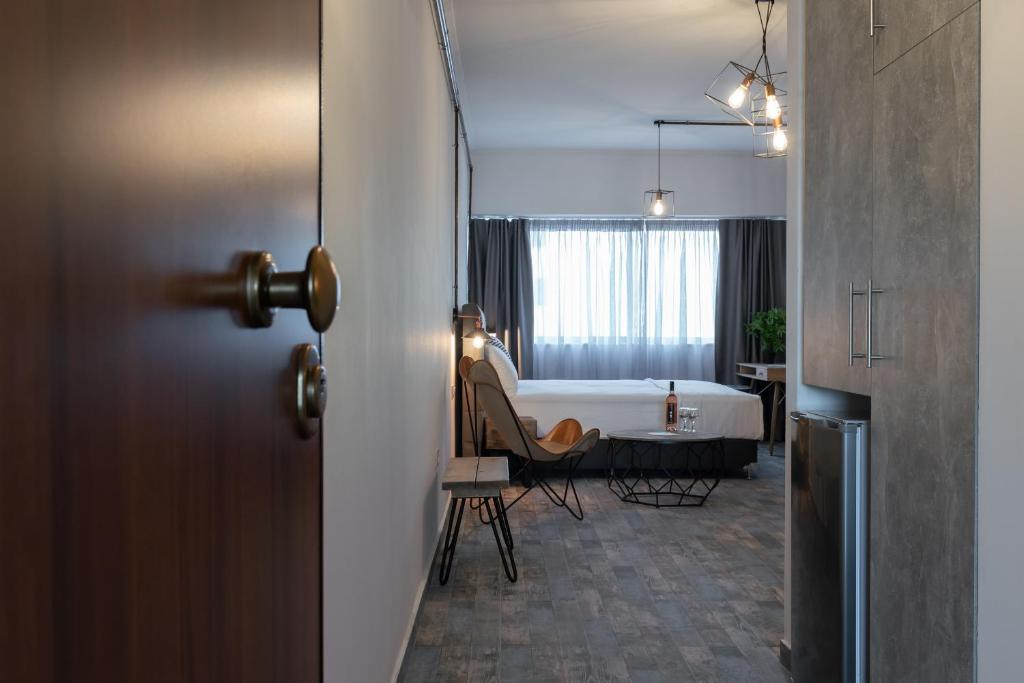 Superb Industrial Style Lodge Heart of Athens room 2