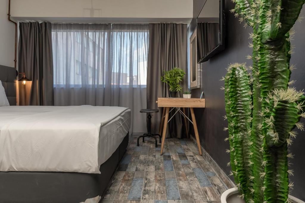 Superb Industrial Style Lodge Heart of Athens room 4