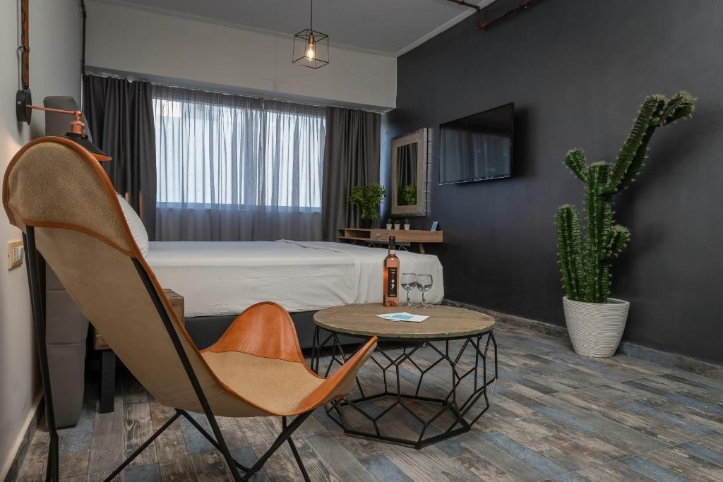 Superb Industrial Style Lodge Heart of Athens room 6